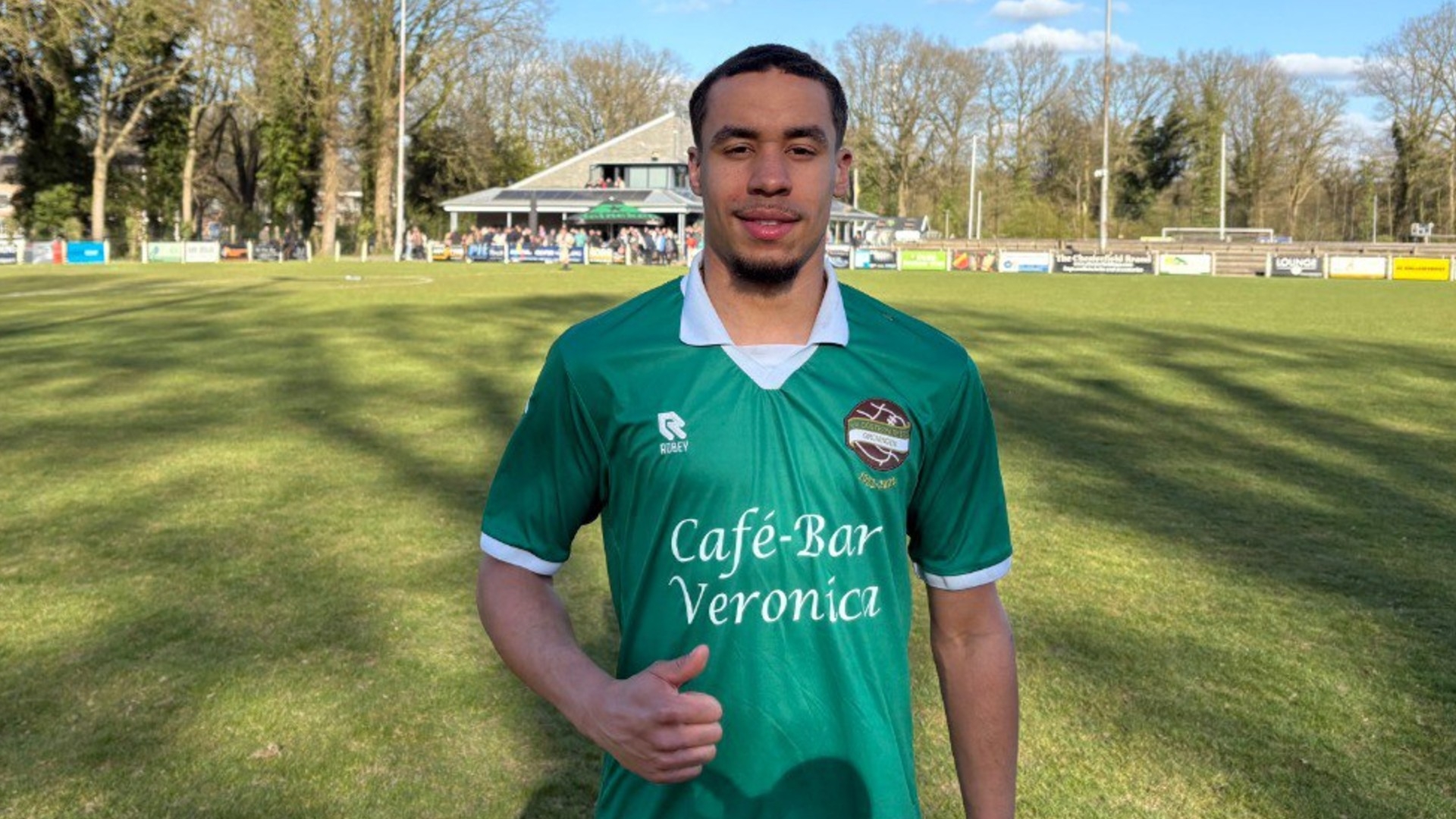 Luciano Carty in het shirt van Oosterparkers