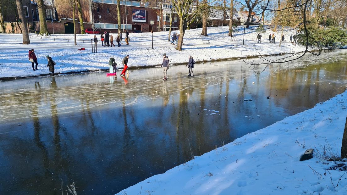 Het kraakte nogal, maar op de Utrechtse singel wordt geschaatst