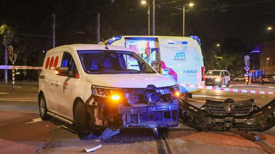 Scooterrijder gewond na botsing met bedrijfsbusje. Scooterrijder gewond na botsing met bedrijfsbusje.