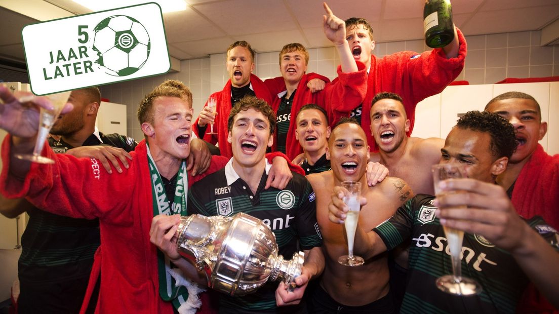 Een feestende Eric Botteghin met de KNVB-beker in zijn handen