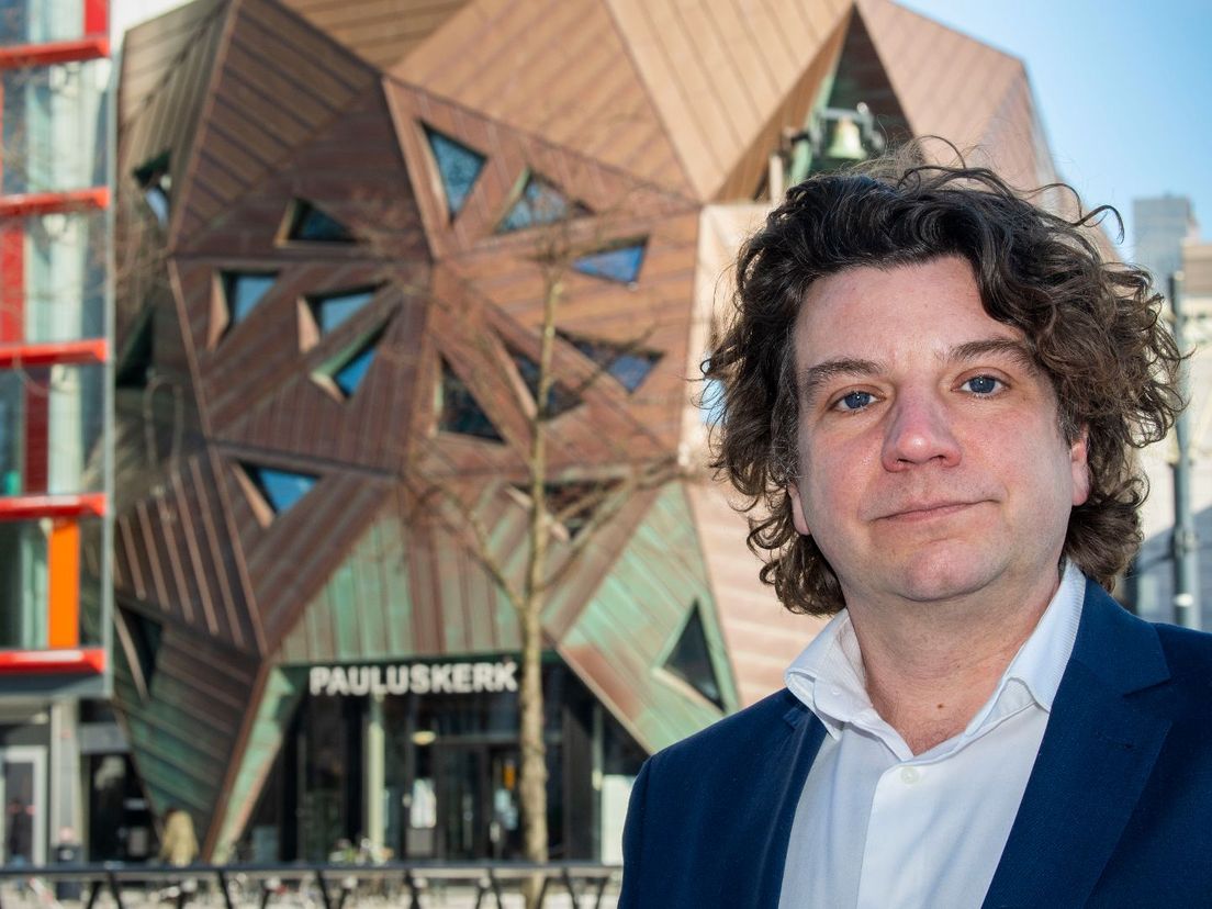 Dominee Ranfar Kouwijzer voor de Pauluskerk.