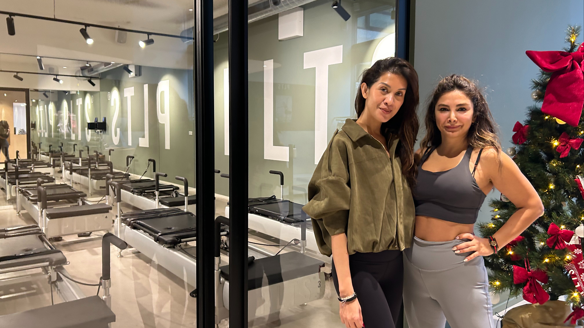 Amelia en Sashli na hun pilatesles.