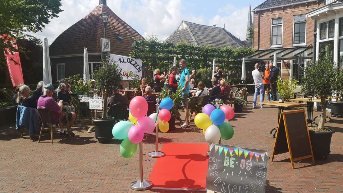 Een versierd terras in Zuidhorn voor Bé Kloezen, die zijn tachtigste verjaardag viert