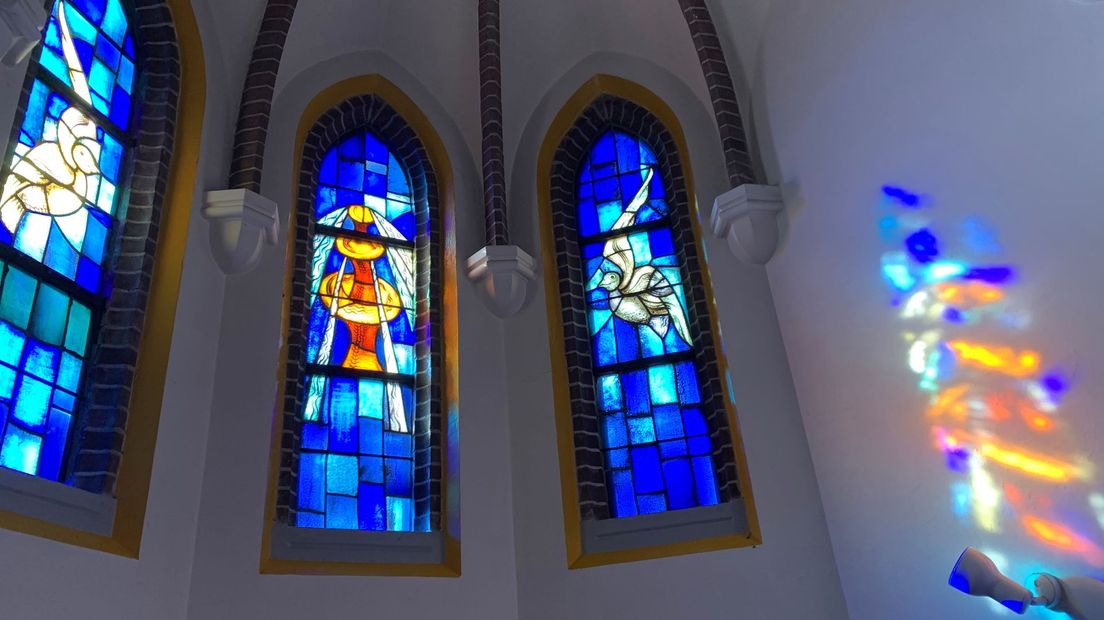 Drie ramen in de doopkapel van Broekland, ontworpen door Joan Colette