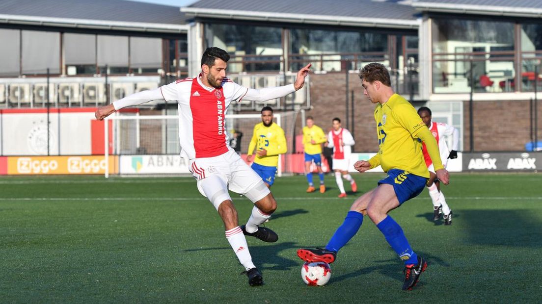 Siver Abdulrahman van Ajax in het duel met Bas Buimer van FC Lisse