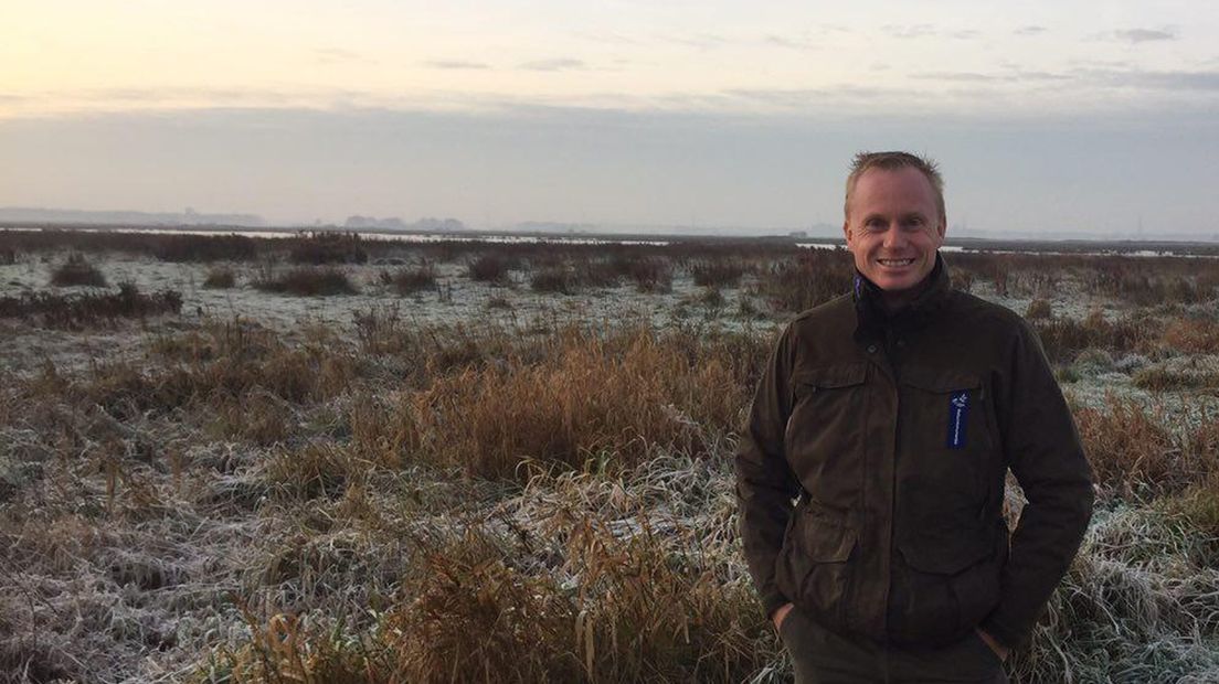 Boswachter Bart Zwiers van Natuurmonumenten ergert zich kapot aan crossmotoren in De Onlanden.