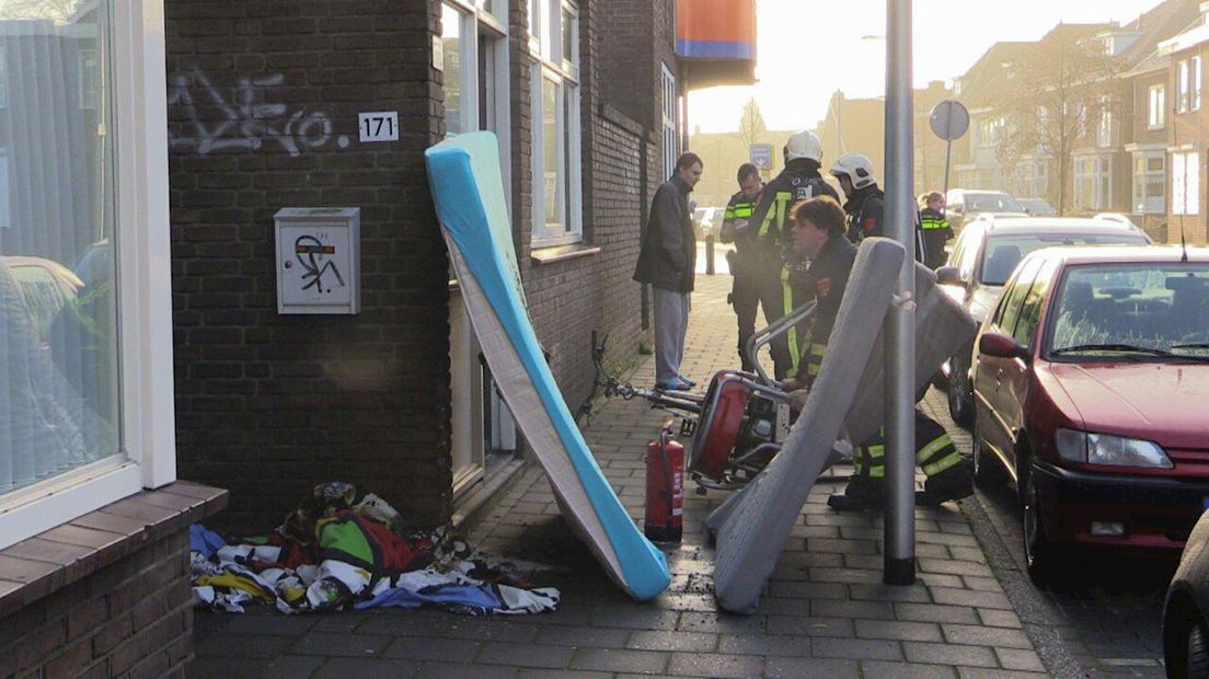 Brandweer sleept brandende spullen naar buiten