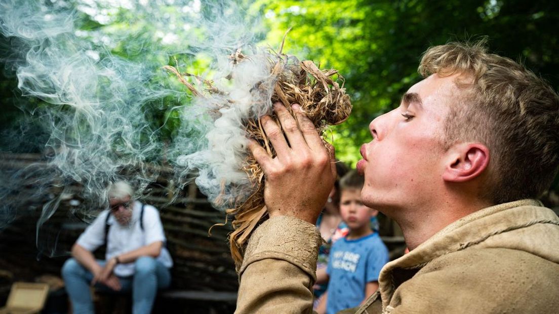 Vuur maken zoals in de prehistorie bij ijzertijddorp HAPS.