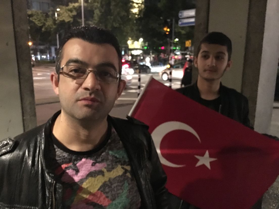 Demonstranten met de Turkse vlag