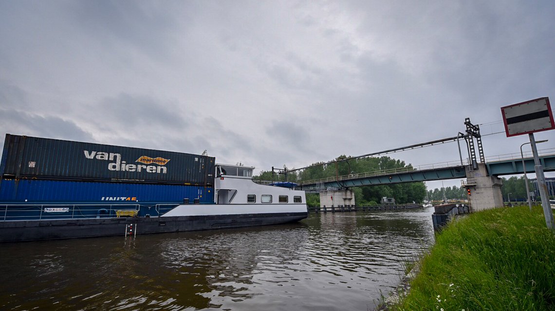 Beperkt Treinverkeer Gouda-Boskoop Na Botsing Schip Tegen Spoorbrug ...