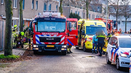 Verwarde man sticht brand en gooit inboedel naar buiten
