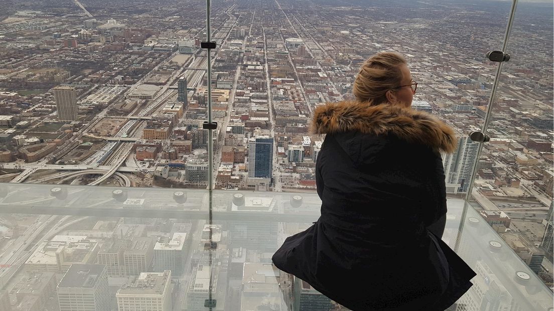 'Kaasmeisje' Femke geniet van het weidse uitzicht vanaf de Willis Tower in Chicago