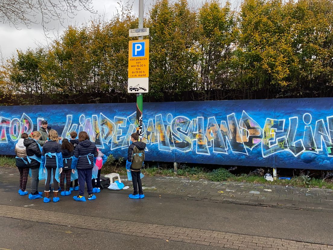 Op het stadsplein van Capelle prijkt graffitibord Stop Kindermishandeling