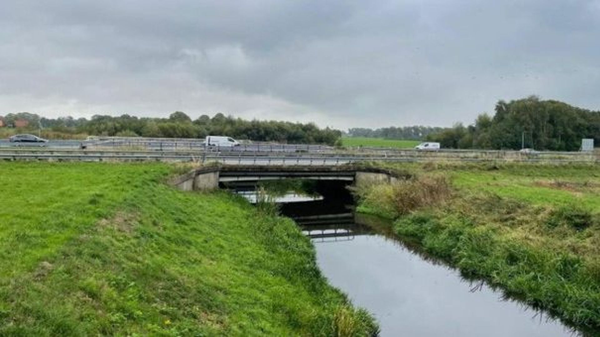 Antinkbrug in Groenlo krijgt gewichtsbeperking voor zwaar verkeer.