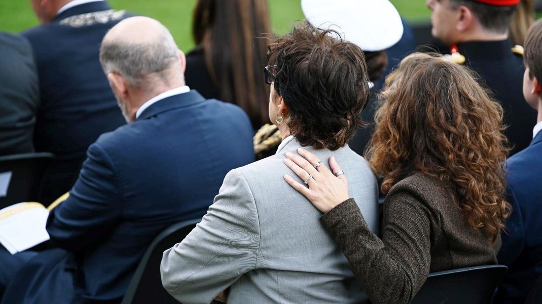 Zangeres Frederique Spigt wordt getroost