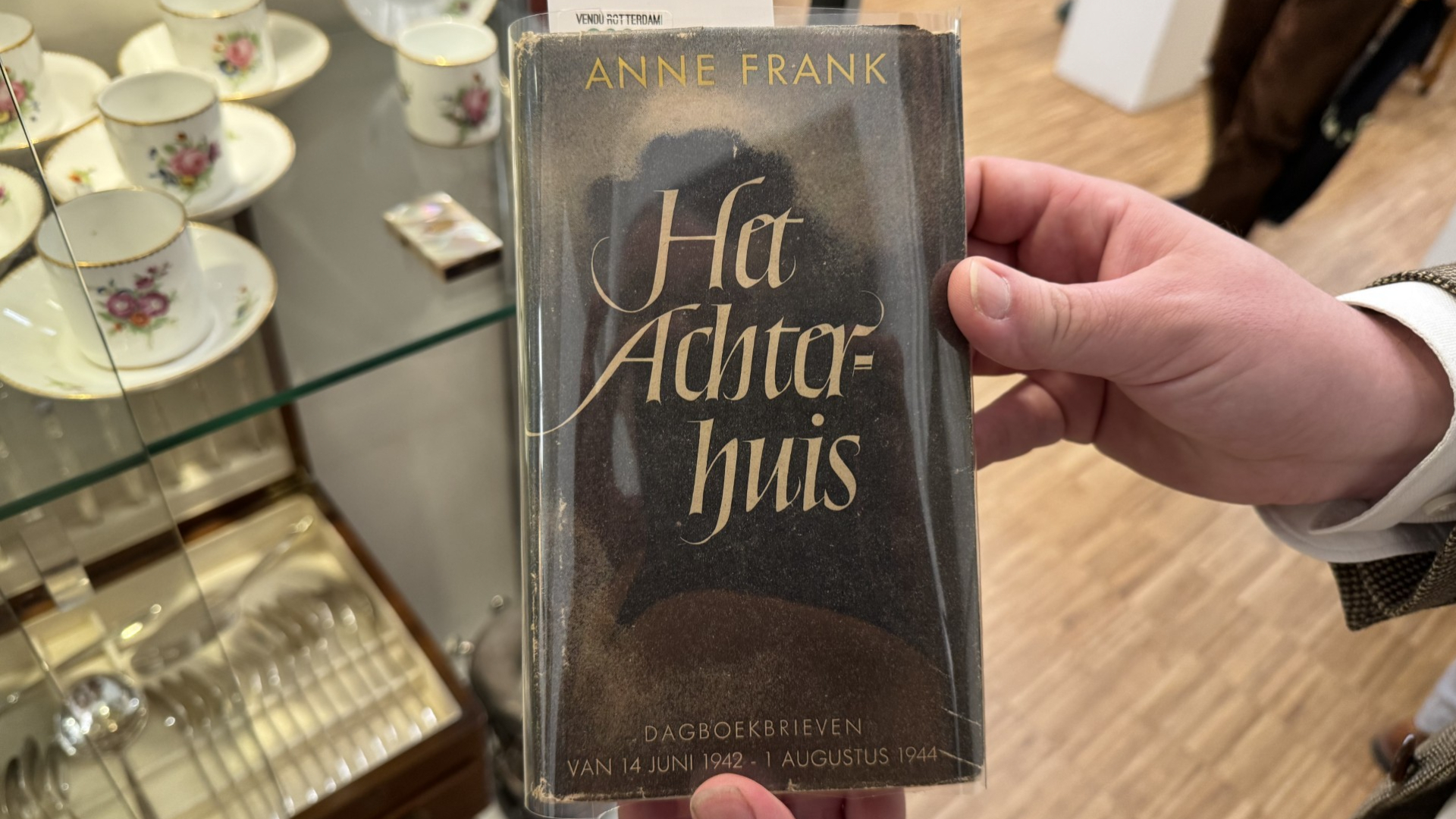 De eerste druk van Het Achterhuis, met stoffen omslag, uit 1947.