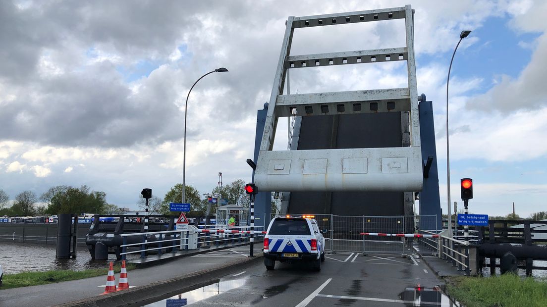 De Woldbrug is sinds vrijdagmiddag gestremd voor autoverkeer
