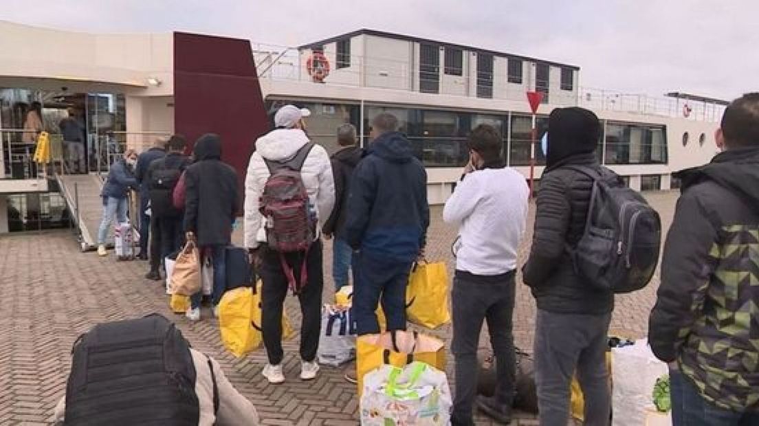 Vluchtelingen bij een opvangschip in Arnhem in maart vorig jaar.