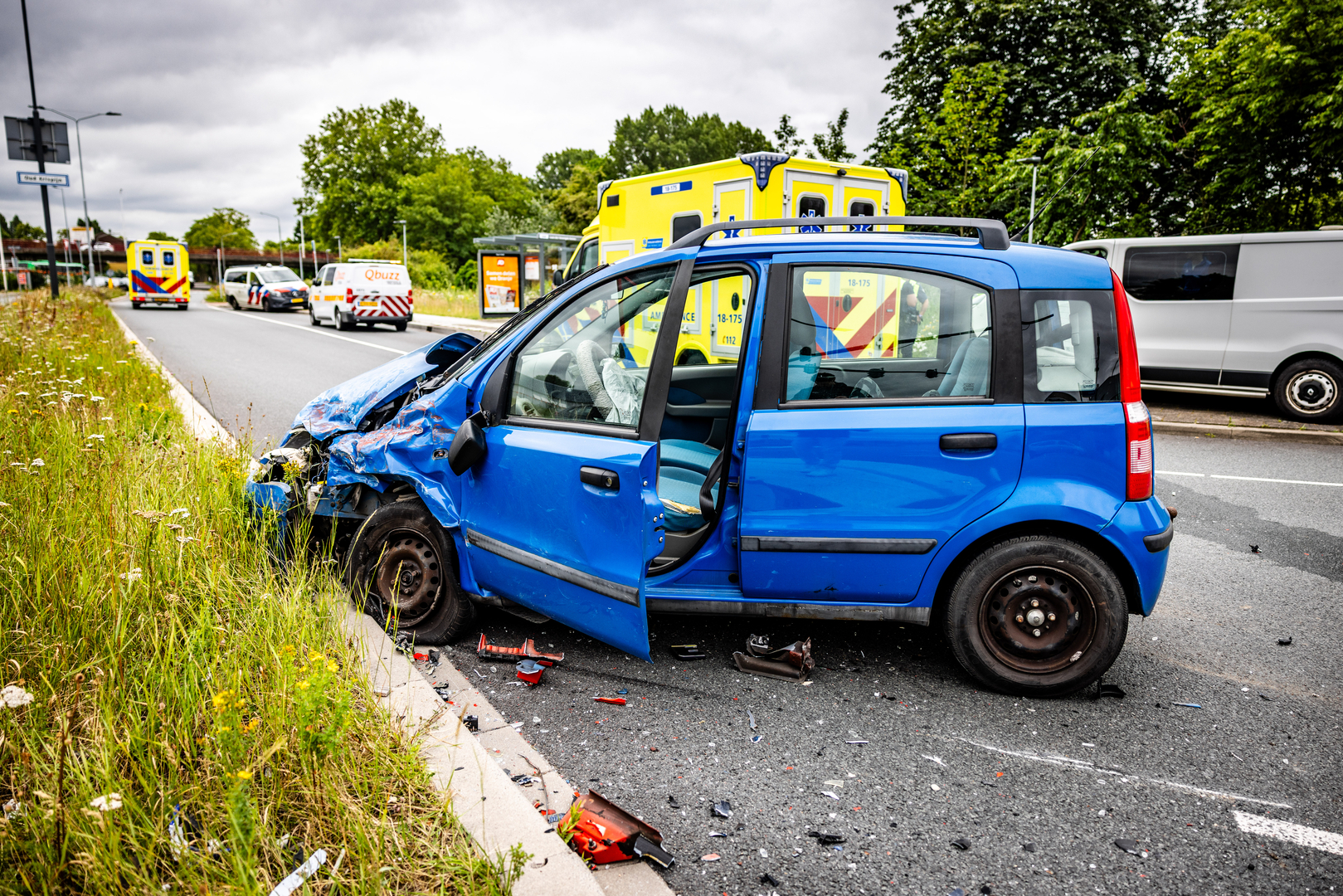Aan de auto is te zien dat het een flinke klap moet zijn geweest.