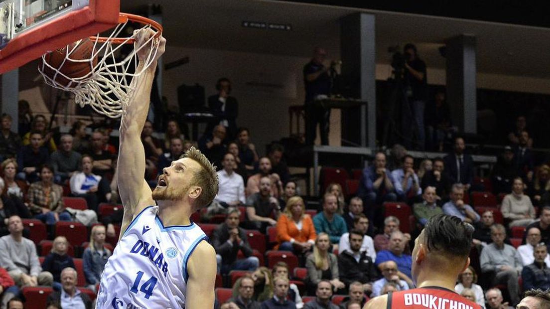 Thomas Koenis maakt een score tegen het Belgische Spirou Basket