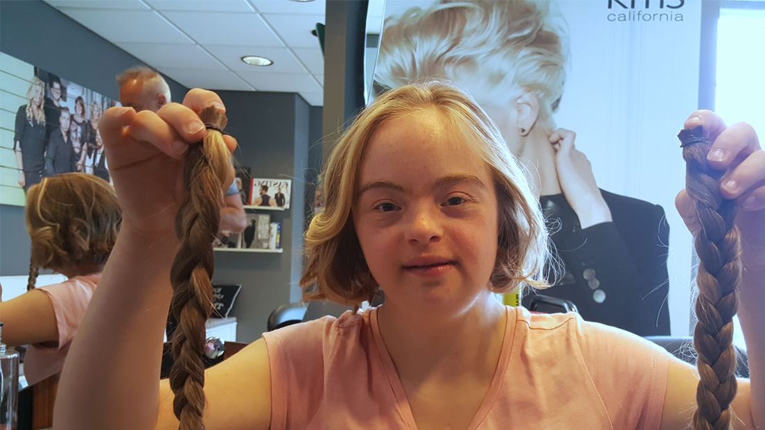 Lizzy Oomens doneert haren aan Kika