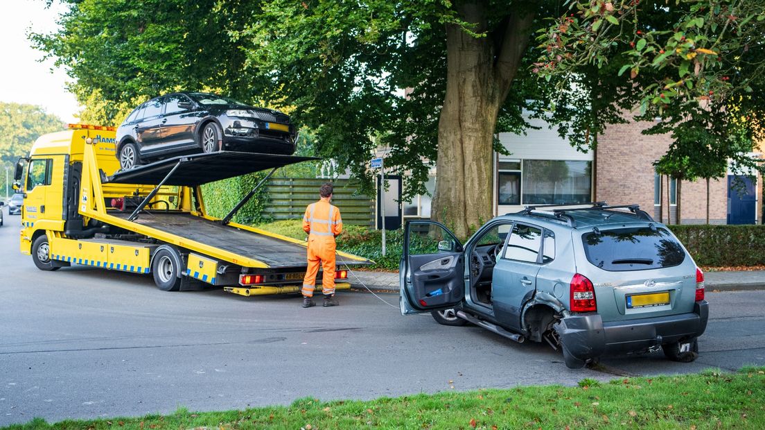 De auto's die botsten in Hoogezand worden afgevoerd