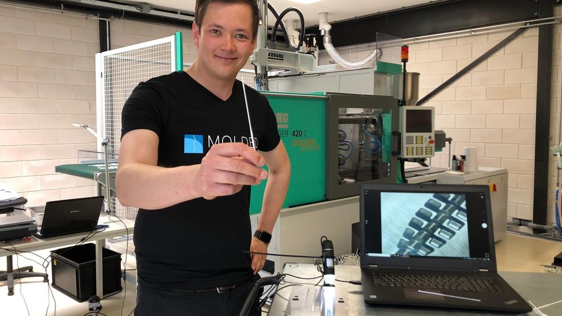 Martijn (28) met het door zijn bedrijf ontworpen teststaafje