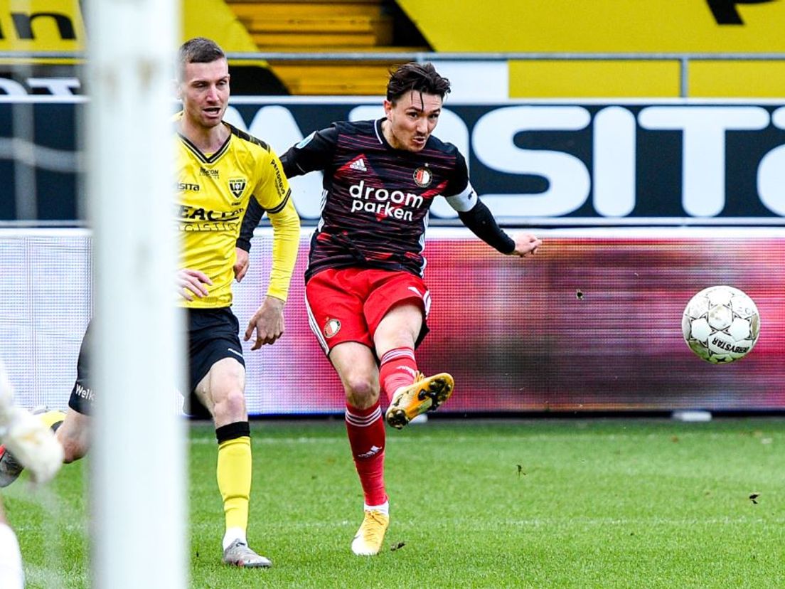 Feyenoord-aanvoerder Steven Berghuis neemt het doel van VVV onder vuur. (VK Sportphoto - Yannick Verhoeven)