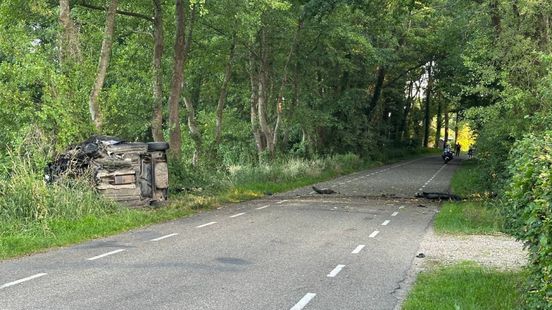 Twee gewonden na botsing tegen boom met oldtimer. Twee gewonden na botsing tegen boom met oldtimer.