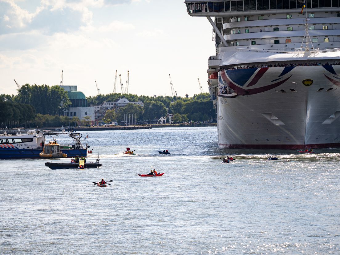 Met kano's wordt de aankomst van een cruiseschip tegen gehouden.