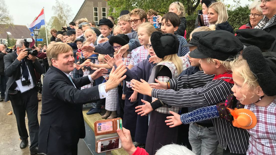 Willem-Alexander geeft handjes in Eemdijk.