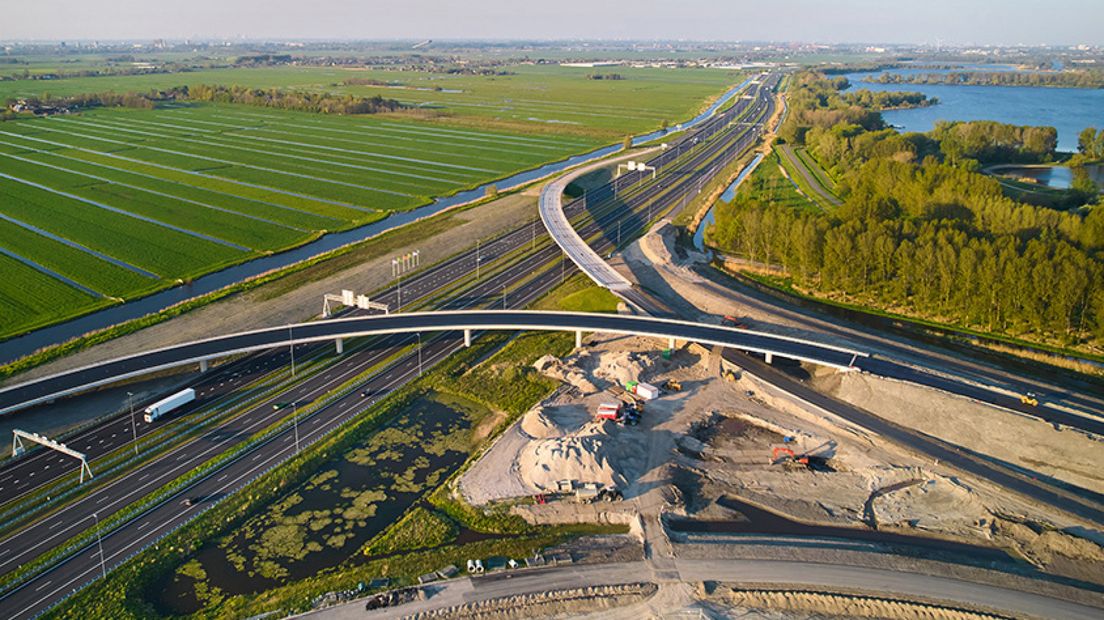 Dit is de fly-over bij Leiden die de RijnlandRoute verbindt met de A4