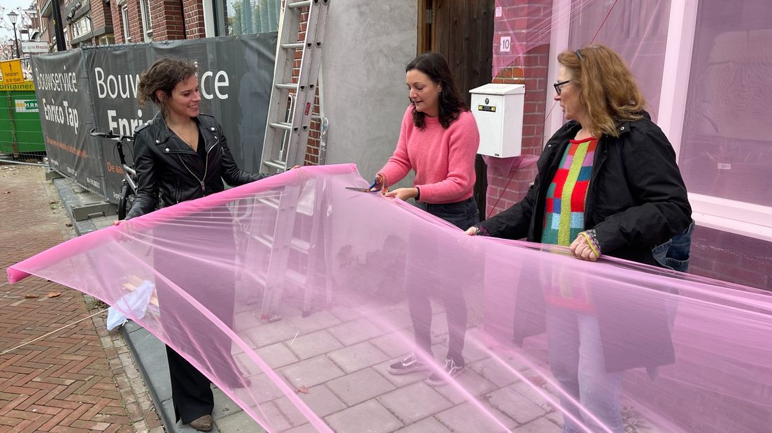 SP-Kamerlid Sandra Beckerman knipt de roze doek op maat