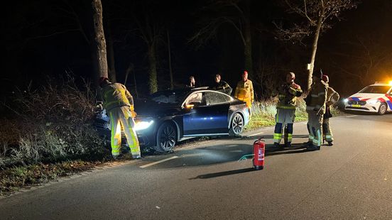 Automobilist rijdt tegen boom • meerdere ongelukken op snelwegen. Automobilist rijdt tegen boom • meerdere ongelukken op snelwegen.