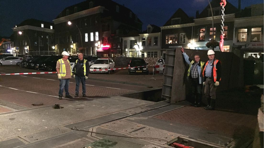 De oefening van de Hoogwaterbrigade Kampen om de mobiele waterkering Kampen-Midden op te bouwen