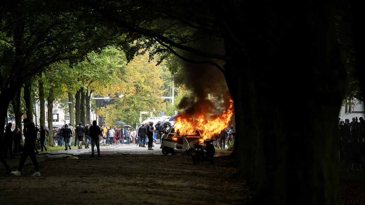 Man (46) uit Oldenzaal krijgt taakstraf voor bestormen politiebusje op Malieveld