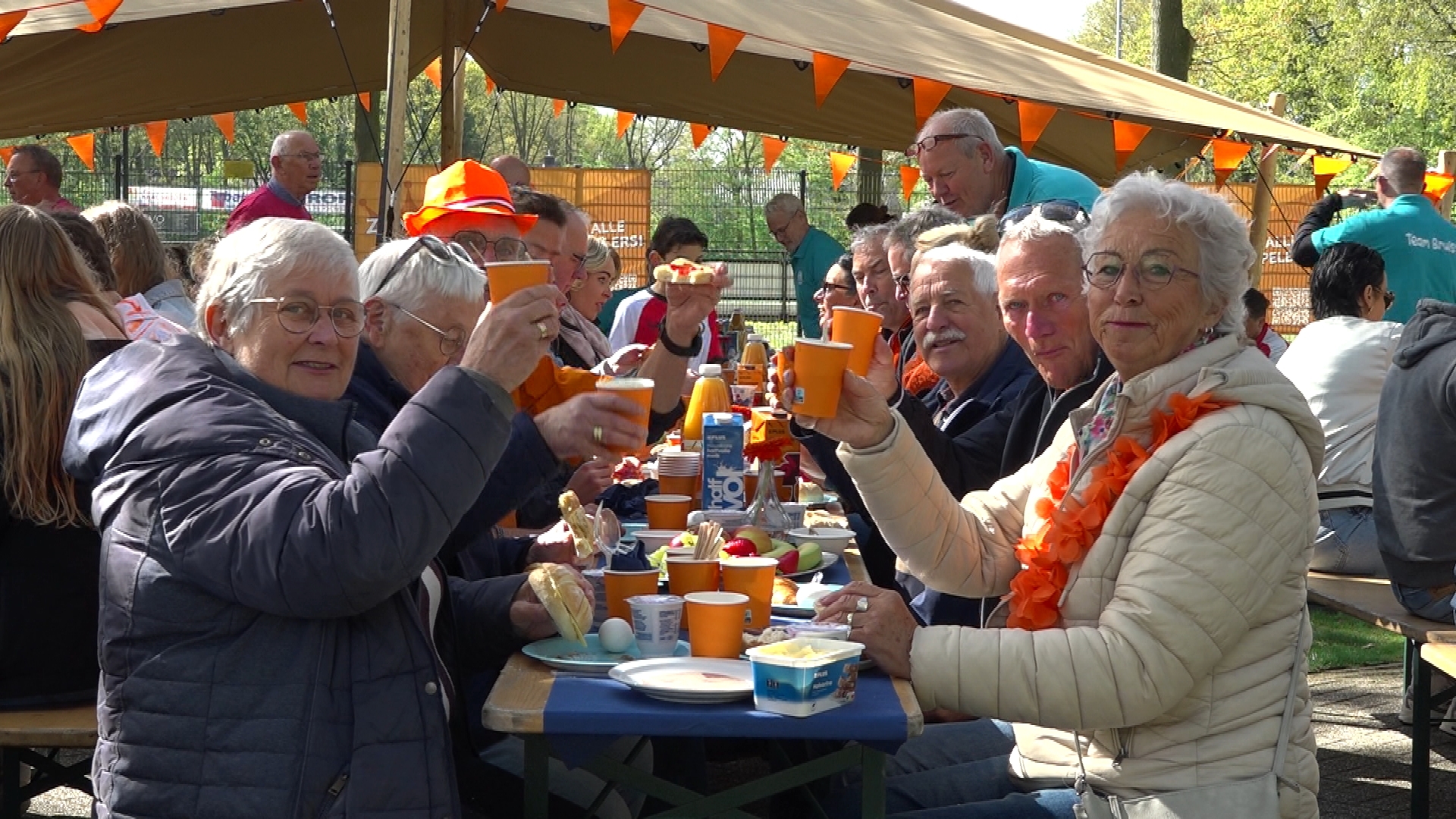 Ter Apelers organiseren Koningsontbijt om van imago af te komen: 'Kijk dan, allemaal vrolijke mensen!'