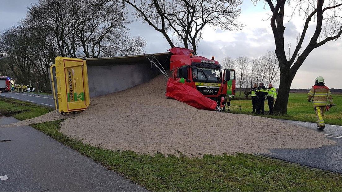 Auto en vrachtwagen botsen op N375