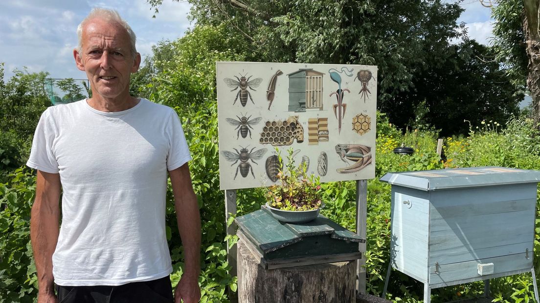 Imker Meinhard van de Reep naast bijenkast