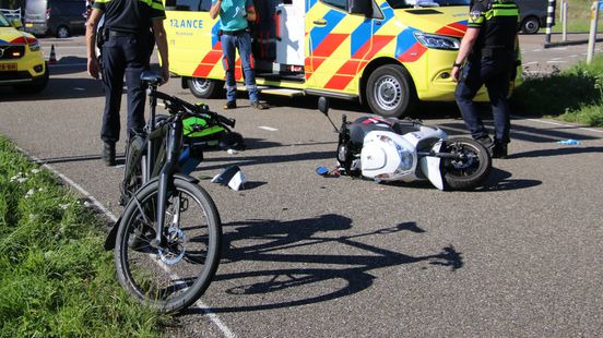 Fietser en scooterrijder gewond bij aanrijding | Auto belandt in het water na botsing met vrachtwagen. Fietser en scooterrijder gewond bij aanrijding | Auto belandt in het water na botsing met vrachtwagen.