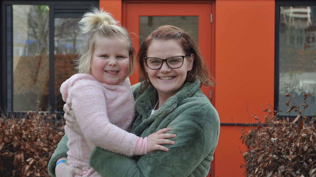 Chelsea (4) en haar moeder Thea laten vandaag de lange en intense ziekenhuisperiode achter zich.