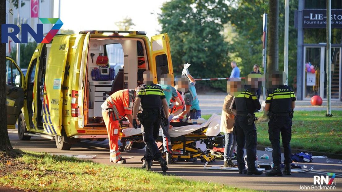 Het slachtoffer werd per ambulance naar het ziekenhuis vervoerd.