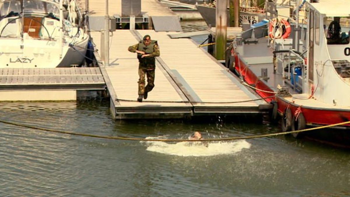 Fuseliers beëdiging in Colijnsplaat met halen van 'nat pak'