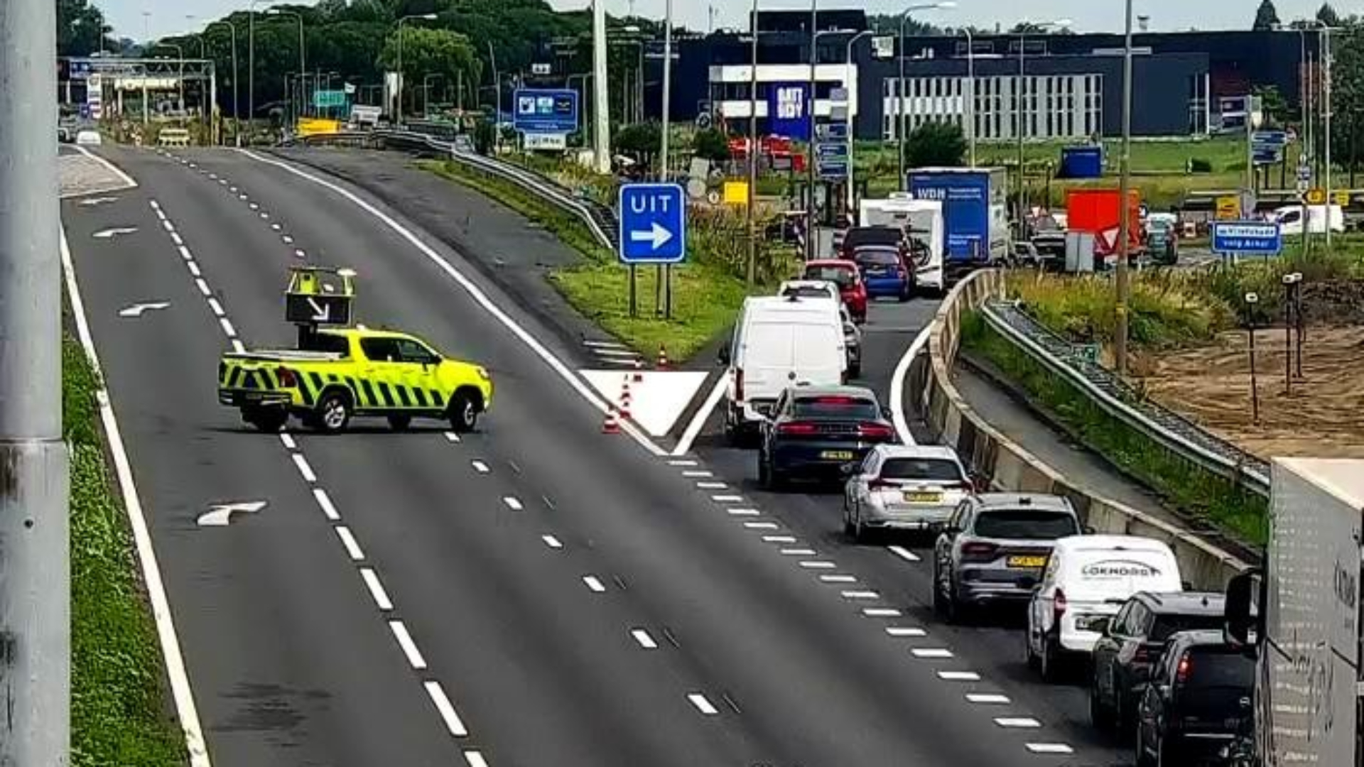 A27 richting Utrecht afgesloten door flink ongeluk met meerdere voertuigen.