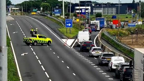 A27 richting Utrecht afgesloten door flink ongeluk met meerdere voertuigen. A27 richting Utrecht afgesloten door flink ongeluk met meerdere voertuigen.