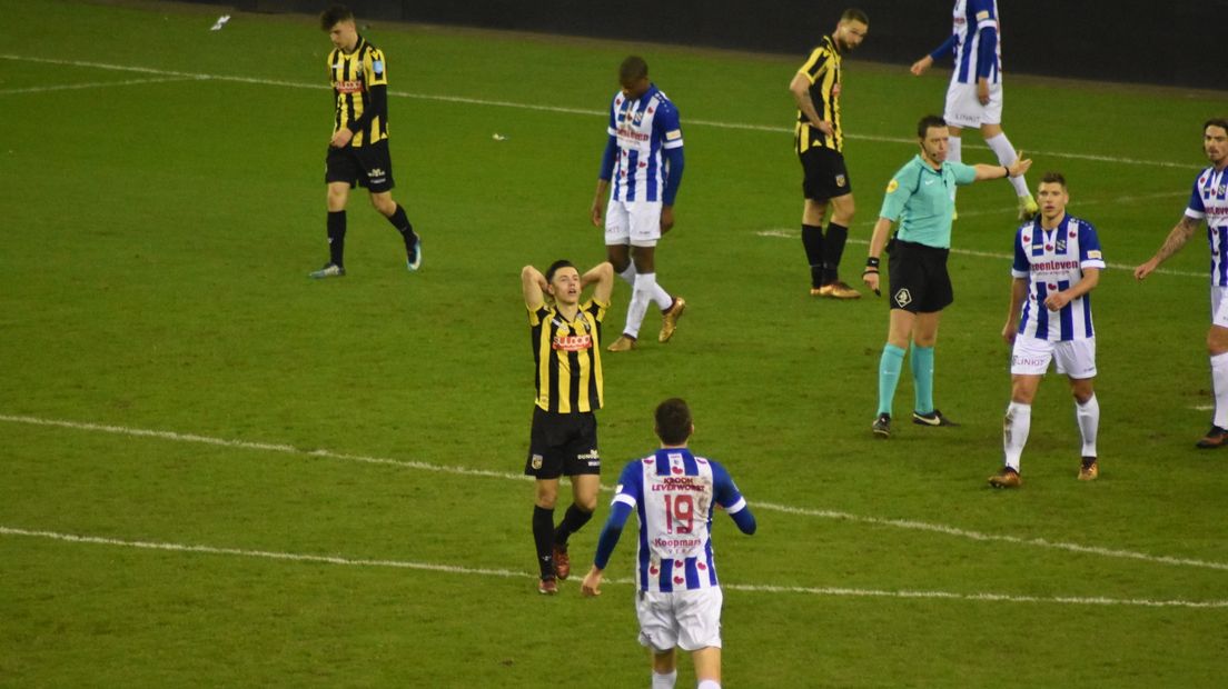 Vitesse heeft zichzelf zaterdagavond geen goede dienst bewezen in GelreDome. De Arnhemmers speelden met 1-1 gelijk tegen Heerenveen, een resultaat waar Vitesse niks aan heeft. Daarnaast gaat de ploeg waarschijnlijk ook Matavz nog meerdere wedstrijden kwijtraken, want hij gaf een elleboogstoot. Zo wordt het een vervelende avond voor Vitesse.