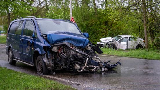 Gewonde bij ernstig ongeluk, inzittenden busje rennen weg. Gewonde bij ernstig ongeluk, inzittenden busje rennen weg.