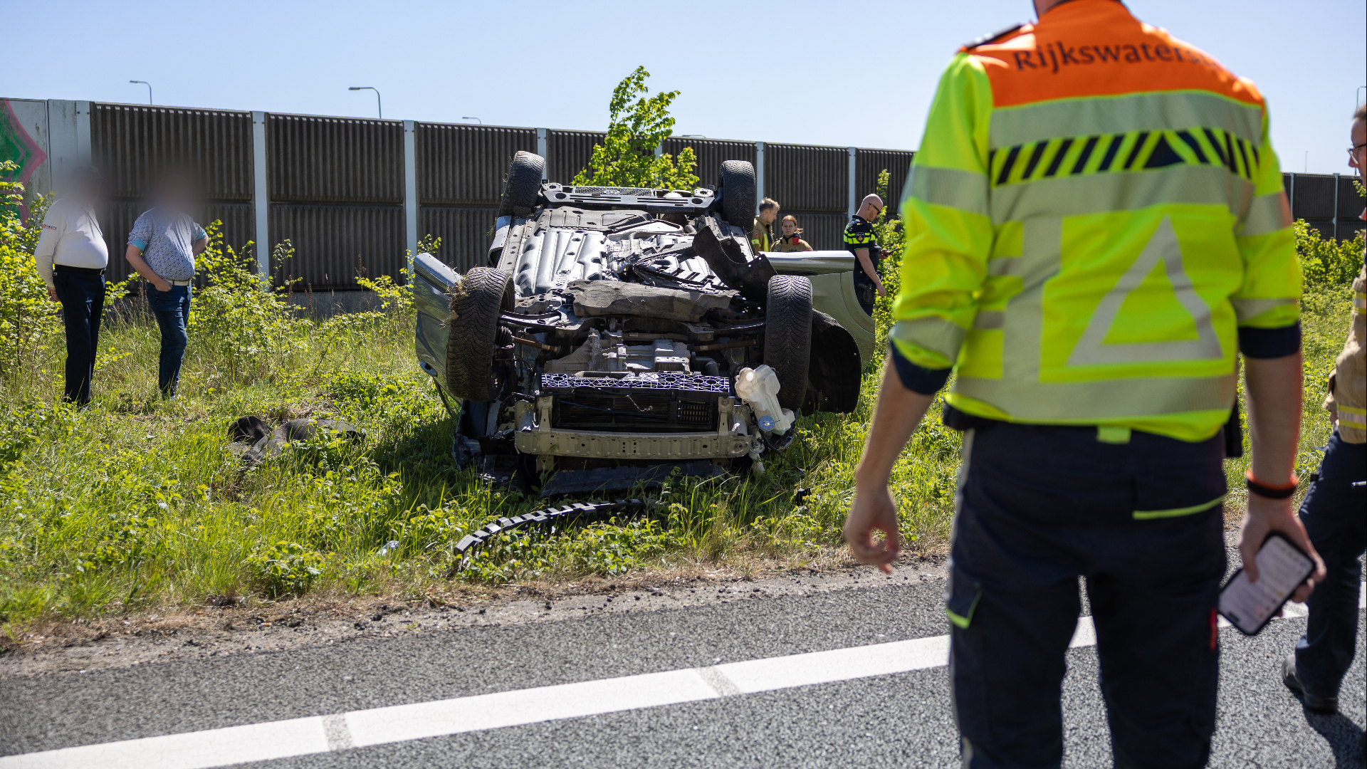 De bestuurder is aangehouden door de politie op verdenking van rijden onder invloed. In zijn auto zaten ook twee kinderen.