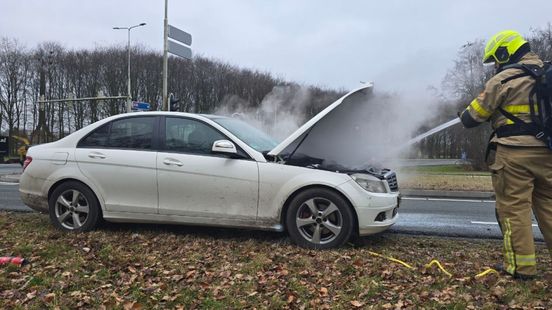 Auto vliegt in brand tijdens de rit