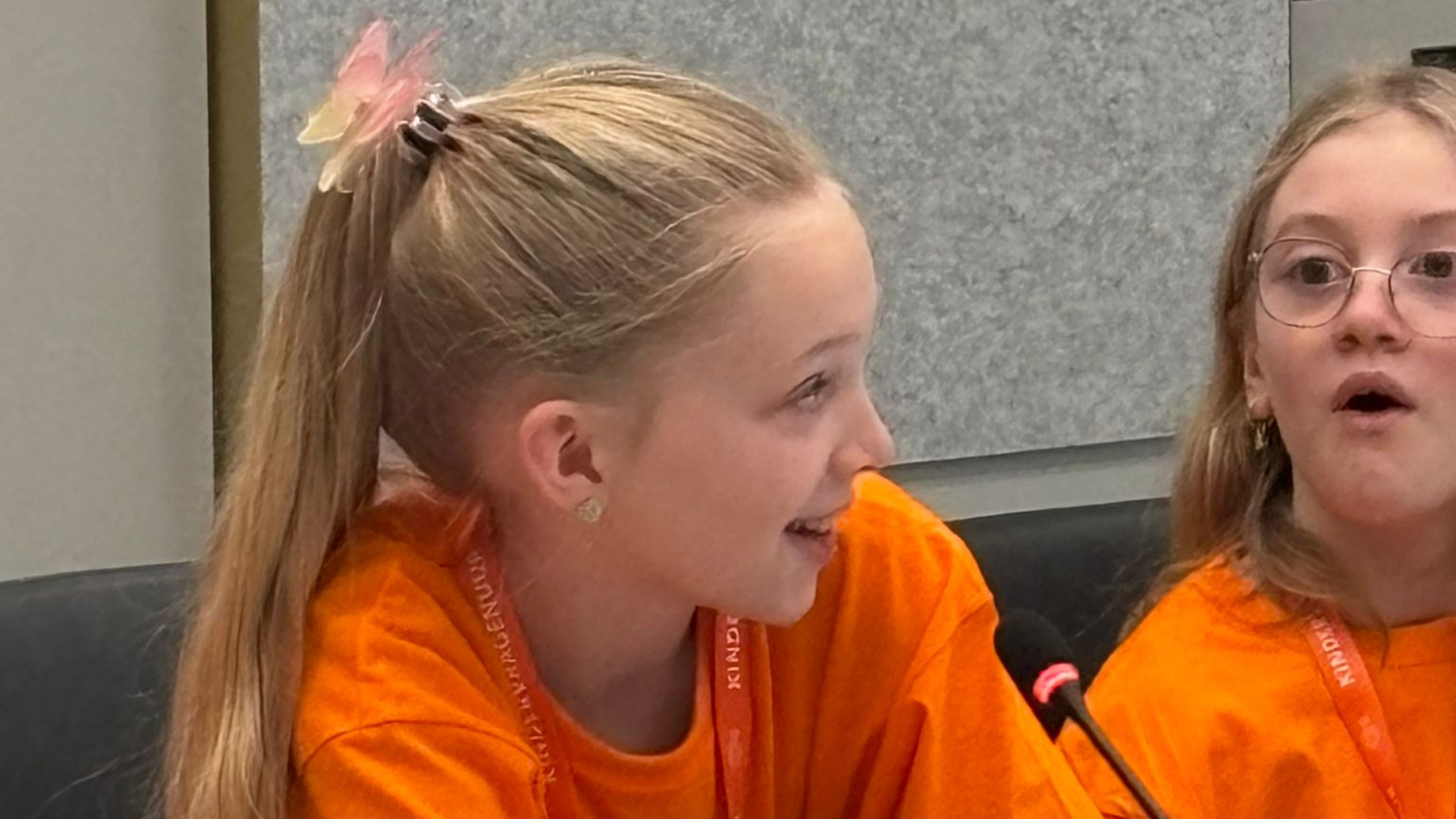 Kinderen van de Anne Frankschool uit Bunnik stellen scherpe vragen in de Tweede Kamer